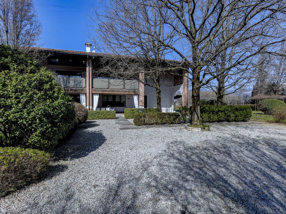 CASALE DI PRESTIGIO CON PARCO E PISCINA