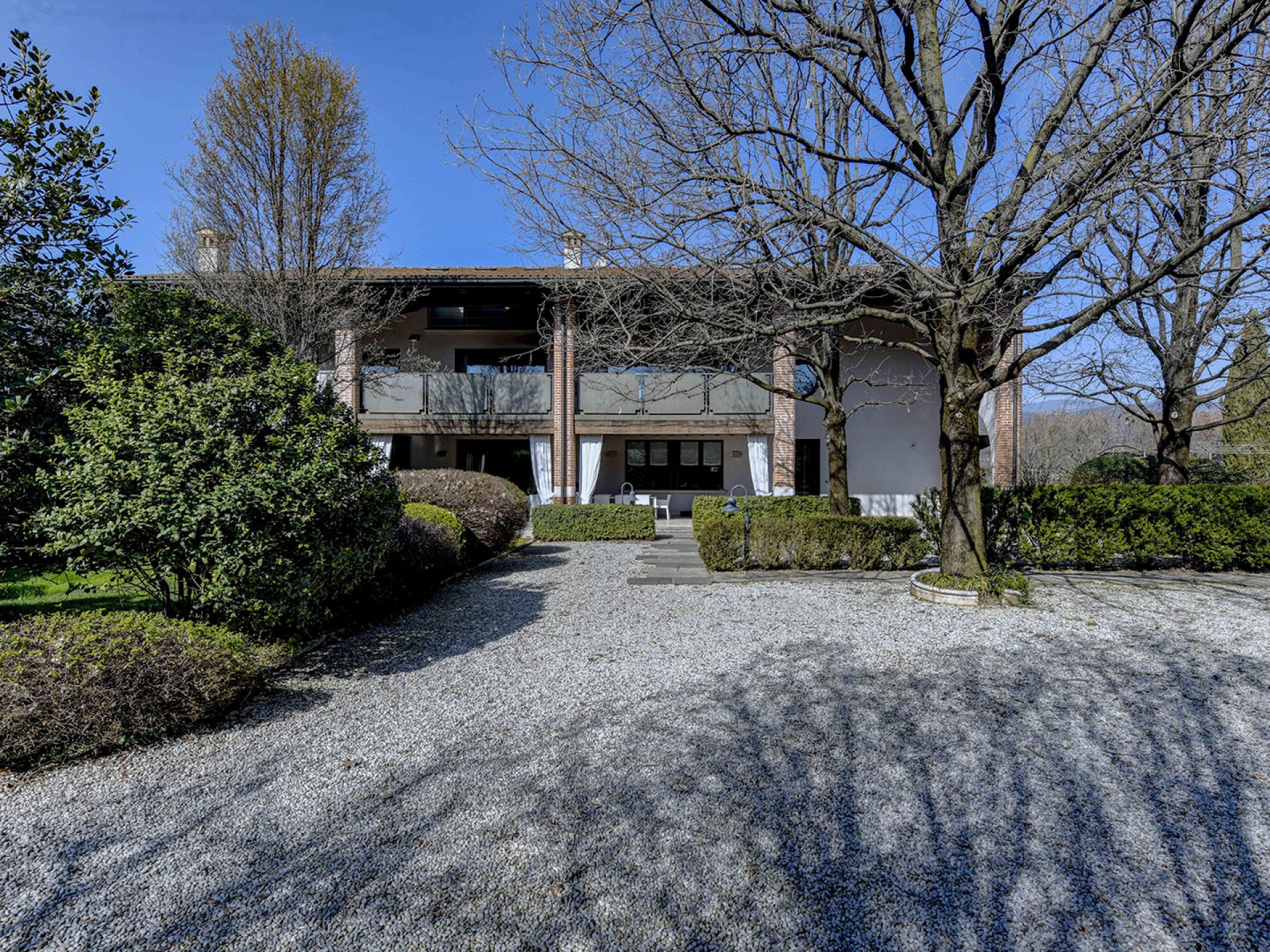 CASALE DI PRESTIGIO CON PARCO E PISCINA