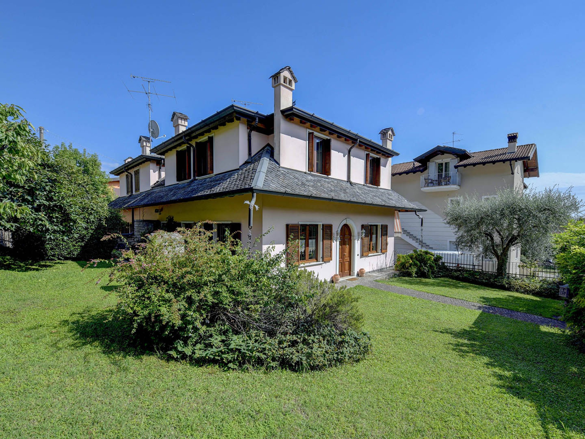 Villa Bifamiliare via Montecucco 13